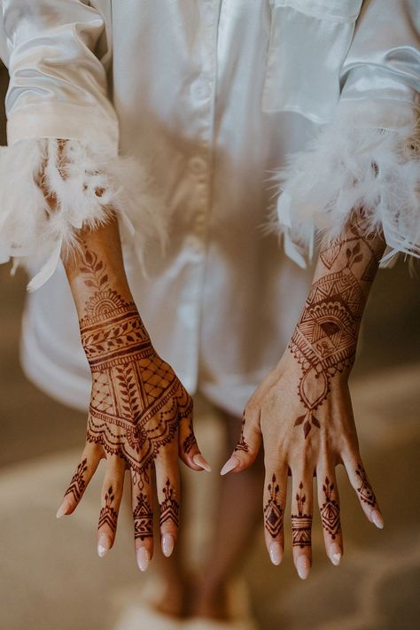 Bride shows off henna wedding design with neutral almond shaped wedding nails Bridal Nails With Henna, Almond Shaped Wedding Nails, Henna White Wedding, Heart Accent Nail, Nail Art Bride, Nail References, Engagement Nail, Nail Manicure Ideas, Engagement Indian