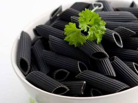Skip the Greens: 6 Healthy and Trendy Black Foods Food Styling, Black Pasta, Black White Parties, Black Garlic, White Food, Black Food, Black And White Theme, Food Trends, Pretty Food