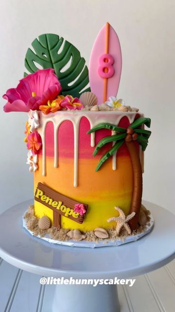 Essen, Tropical Themed Cake Ideas, Birthday Cake Tropical Theme, Tropical Party Ideas Decor, Birthday Cake Hawaiian Theme, Tropical Bday Party, Tropical Themed Birthday Cake, Aloha Birthday Party Ideas, Hawaiian Themed Birthday Cake