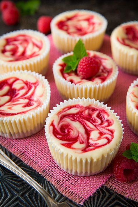 Swirled Cheesecake, Strawberry Lemonade Cupcakes, Raspberry Swirl Cheesecake, Lemonade Cupcakes, Resipi Kek, Mini Cheesecake Recipes, Shower Desserts, Fruit Picking, Cheesecake Cupcakes