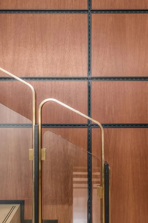 Stairway Railing Ideas, Dimore Studio, Handrail Design, Staircase Handrail, Interior Staircase, Glass Stairs, Stair Railing Design, Metal Railings, Stair Handrail