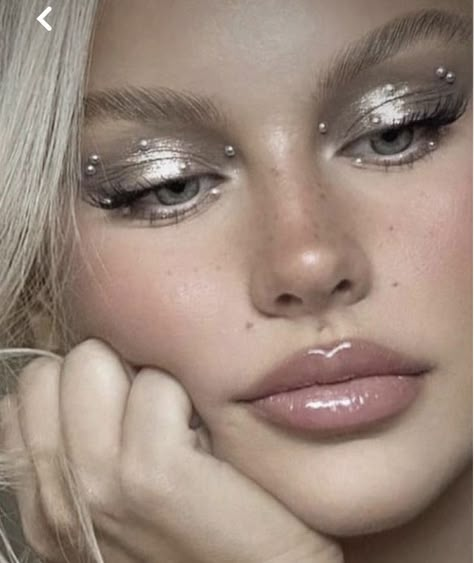 Metallic Silver Eyeliner, Silver Fairy Makeup, Silver Shimmer Eye Makeup, Makeup Look Ideas Creative, Reputation Makeup, Maquillage On Fleek, Metallic Makeup, Vampire Bride, Silver Makeup