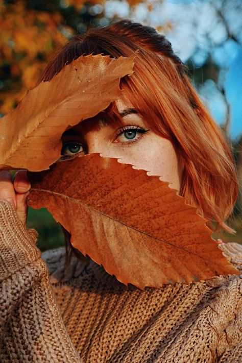 Autumn Poses Photo Ideas, Autumn Shooting Photo Ideas, Photoshoot Ideas Autumn, Autumn Photography Portrait, Outdoor Christmas Decoration Ideas, Outdoor Decoration Ideas, Autumn Photoshoot, Fall Shoot, Fall Portraits