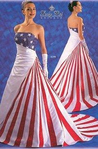 These stripe-y brides. | 23 People More Patriotic Than You Patriotic Wedding Dress, American Wedding Dress, American Flag Dress, Patriotic Wedding, Superhero Wedding, Easter Dresses For Toddlers, Flag Dress, Patriotic Dresses, Monsieur Madame