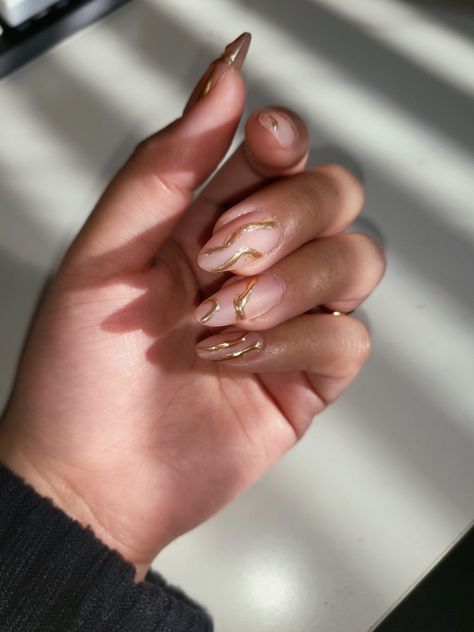 Nails gold chrome nude matte Gold Lining Nails, Almond Nail Gold Design, Natural Nails With Gold Line, Almond Nails Stripes, Metallic Gold Nails Almond, Gold Drop Nails, White Chrome With Gold Nails, Chrome Nails Designs Gold, Gold Accent Almond Nails