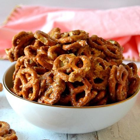 Butter Toffee Pretzels, Toffee Pretzels, Pretzel Toffee, Snack Mixes, Mini Pretzels, Butter Toffee, Pretzels Recipe, Mix Recipes, Snack Mix Recipes