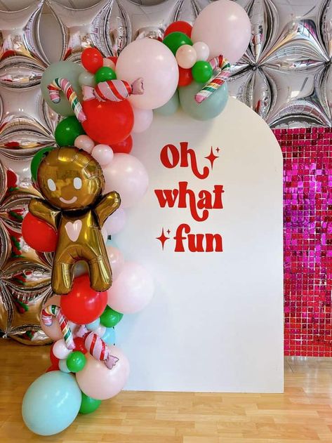 20 Gingerbread Christmas Party Ideas - Lady Celebrations Diy Christmas Birthday Decorations, Diy Christmas Party Photo Backdrop, Charlie Brown Balloon Garland, Christmas Gingerbread Party Ideas, Candy Christmas Party Theme, Gingerbread Themed Tablescape, Candy Cane Balloon Columns, Gingerbread Holiday Party, Christmas Party Balloon Garland