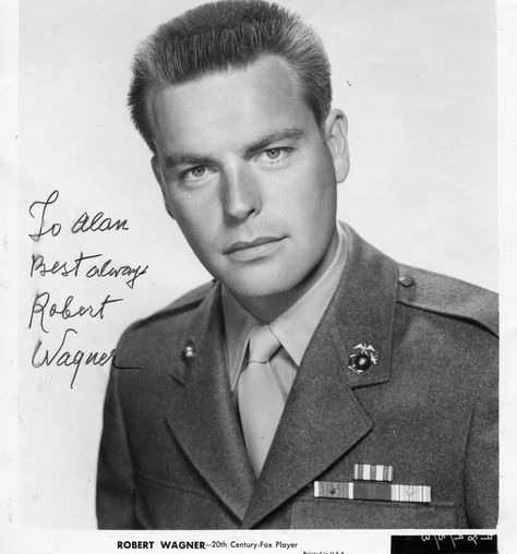 Robert Wagner -VERY CUTE! IN UNIFORM Injured Soldier, Famous Marines, Famous Veterans, Making Movies, Robert Wagner, Susan Hayward, Through The Decades, Olivia De Havilland, Historical People