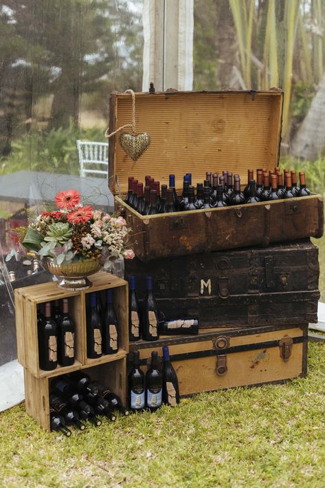 Wooden Crates Wedding, Bar Deco, Rustic Wedding Favors, Wedding Drink, Wedding Rustic, Wine Wedding, Wedding Forward, Funky Junk, Wedding Favors For Guests