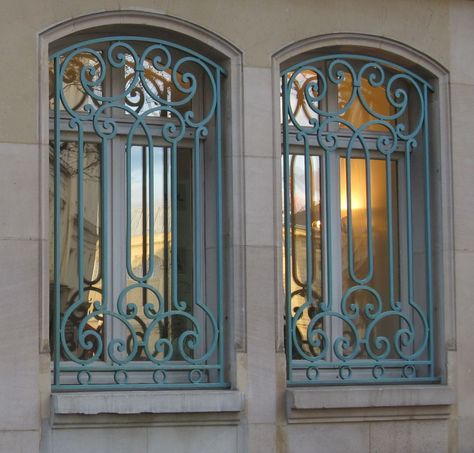 Restes, Grotos Exterior Window Frame, Wrought Iron Doors Front Entrances, Iron Window Grill, Iron Balcony Railing, Grill Designs, Metal Window Frames, Home Window Grill Design, Window Bars, Exterior Window