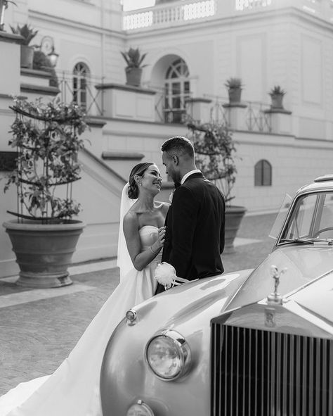 Wedding Photos Car, Car Engagement Photos, Church Wedding Photos, Wedding Layouts, Vintage Engagement Photos, Fall Wedding Photography, Vintage Car Wedding, Violet Wedding, Wedding Portrait Poses