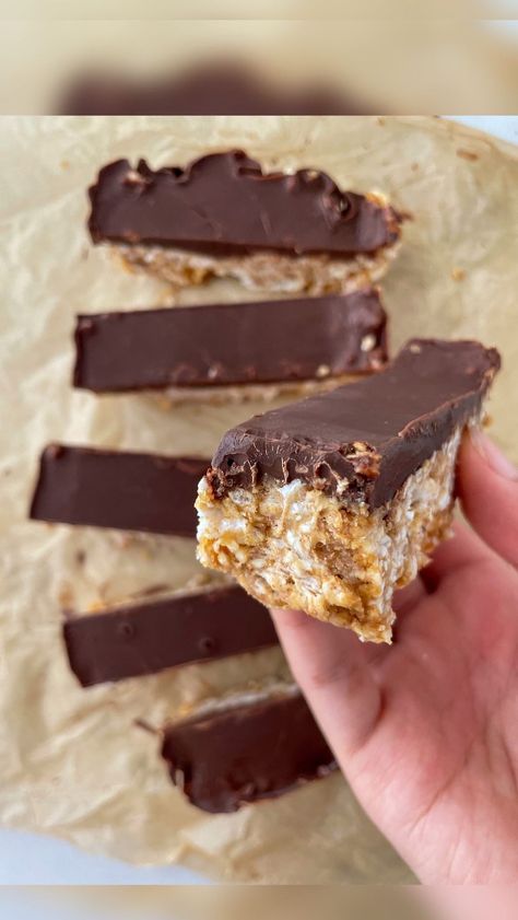 Rice Cake Bars🍫 A super easy and yummy snack! Recipe: 6 plain rice cakes 1 scoop protein powder 1/3 cup peanut butter 3 tbsp maple… | Instagram Rice Cake Peanut Butter Balls, Rice Cake Bars Healthy, Rice Cake Protein Bars, Chocolate Peanut Butter Rice Cake, Peanut Butter Chocolate Rice Cakes, Ricecake Dessert, Rice Cake Bars, Rice Cakes Healthy, Powder Peanut Butter