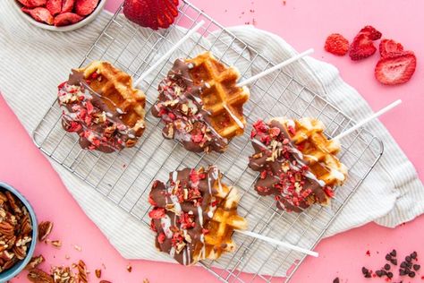 Waffle Pops Toppings, Belgian Waffle Topping Ideas, Waffle Pops Recipe, Waffle Pops Ideas, Waffle Popsicle, Fancy Waffles, Waffle Bar Ideas, Waffles Belgian, Waffle Sandwich Breakfast