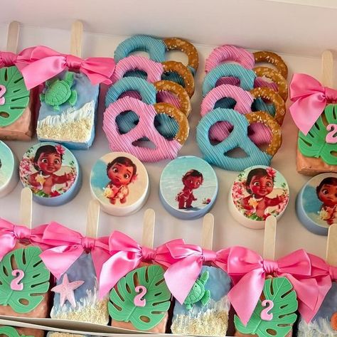 @ediblebykatia on Instagram: "Baby Moana themed party package 🌺🐚 Package included two dozens of each treat: • strawberries  • oreos • rice krispies • pretzels  🏷️ #ediblebykatia #losangeles #montereypark #dessert #partypackages #chocolatecoveredstrawberries #moana #moanaparty #moanababy #disney #moanabirthdayparty #moanatreats #edibleimages #moanadisney" Moana Theme Treats, Moana Rice Krispie Treats, Moana Party Treats, Moana Pretzel Sticks, Moana Rice Crispy Treats, Moana Treats Ideas, Moana Treats, Moana Birthday Party Theme, Moana Theme Birthday