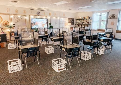 Teaching Aesthetic, Farm Classroom, Classroom Vibes, Calming Classroom, Clean Classroom, Elementary Classroom Themes, High School Math Classroom, Minimalist Glam, Classroom Arrangement