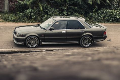 BUDGET DAILY: 1991 Toyota X81 Cressida | The Daily Star Toyota Vintage Cars, Toyota Camry Modified, Mid Size Sedan, Toyota Cressida, Toyota Carina, Car Vintage, Car Toys, Toyota Hiace, Car Projects