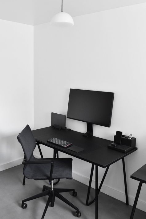 Top 24 Minimalist Desk Setup Ideas for 2024 Desk Setup Workspace Inspiration, Desk Setup Workspace, Minimalist Desk Setup, Desk Setup Ideas, Minimal Desk Setup, Minimal Workspace, Desk Modern Design, Minimal Desk, Computer Desk Setup