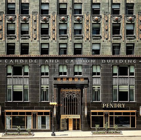 Pendry Chicago | Opened 26 May 2021  USA: The top of this hotel “resembles a glittering champagne bottle” (The New York Times). The “gold-crowned Art Deco” (Conde Nast Traveler) Carbide & Carbon building has been “turning heads on Michigan Avenue since 1929”(The New York Times). Reborn as the Pendry Chicago hotel, its 364 rooms and public spaces are topped off by a 24th floor terrace, which has “never been open to the public” (The New York Times).    #usa #chicago #artdeco #newhotel Pendry Chicago, Peninsula Chicago, Hotels In Chicago, Chicago Magnificent Mile, Chicago Buildings, Luxury Collection Hotels, Magnificent Mile, Chicago Hotels, Art Deco Buildings