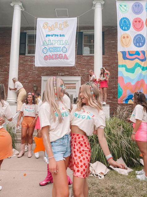 Smiley Face Bid Day Theme, Happy Bid Day Theme, Bid Day Picture Ideas, Mad Happy Bid Day, Smiley Face Bid Day, Sorority Banner Ideas, Sorority Work Week, Sorority Photoshoot, Mad Happy