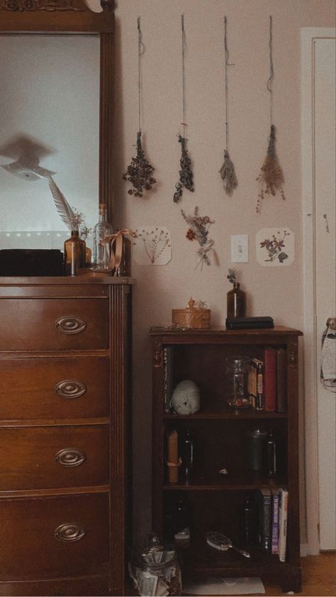 Dark Cottage Academia, Cozy Academia Aesthetic Room, Dark Forest Aesthetic Decor, Dark Floral Academia Aesthetic, Witch Academia Aesthetic Room, Dark Wood Room Decor Bedroom, Gallery Wall Ideas Dark Academia, Room Ideas Aesthetic Dark Wood, House Decor Dark Academia