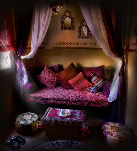 Moroccan-So Cute and Cozy with a splash of COLOR! Sala Zen, Moroccan Inspired Decor, Design Marocain, Kid Outfit, Dorm Storage, Style Marocain, Zen Room, Moroccan Homes, Moroccan Interiors