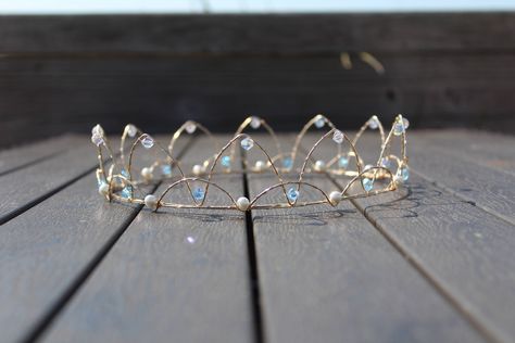 Princess Crown Wedding, Medieval Crown, Wire Crown, Diy Wire Jewelry Rings, Handmade Tiaras, Crown Photos, Wire Jewelry Rings, Mini Crown, Fairy Crown