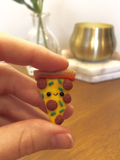 DIY Clay Fridge Magnets: Creative and Fun Craft Ideas Air Dry Clay Magnets Diy Easy, Magnetic Board Office, Easy Modeling Clay Ideas, Clay Magnets Diy, Miniature Pizza, Clay Easy, Polymer Clay Magnet, Fun Magnets, Clay Magnets