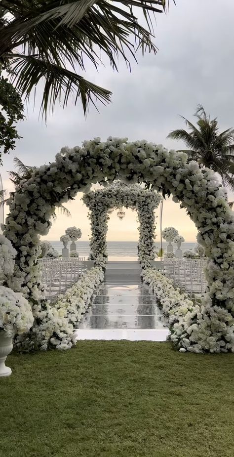 Summer Wedding Elegant, Weeding Decoration Outdoor Ceremony, Marriage Destinations, Wedding Walkway Ideas, Wedding Setup, Dream Wedding Reception, Dream Beach Wedding, Wedding Entrance Decor, Dream Wedding Decorations