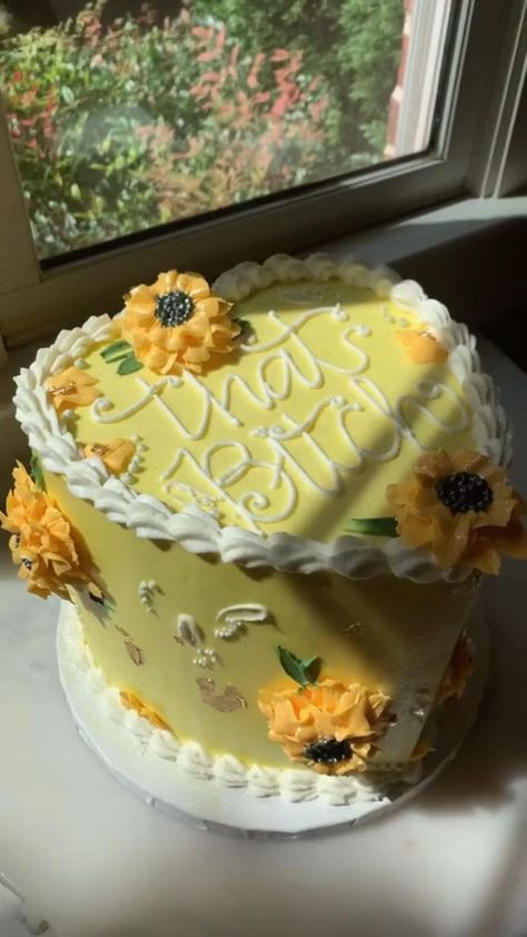 Cake With Sunflowers, Cake Sweet 16, Sunflower Birthday Cakes, Piping Cake, 19th Birthday Cakes, 14th Birthday Cakes, Small Birthday Cakes, Heart Shaped Cake, Sweet 16 Cakes