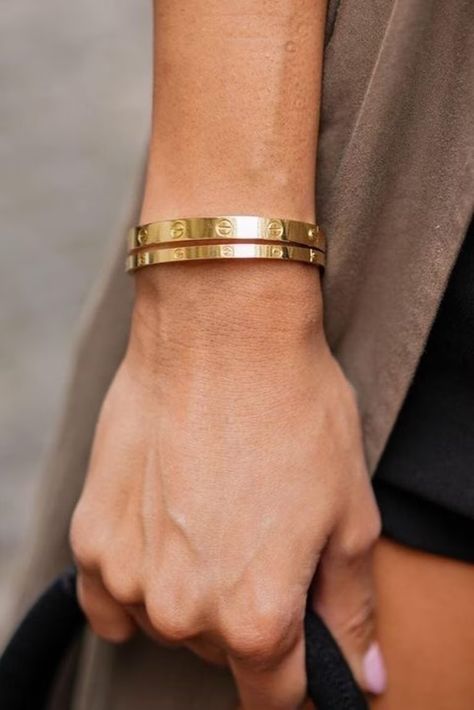 Cartier Love Bracelet Diamond, Cartier Love Band, Cartier Bangle, Chic Earrings, Cartier Jewelry, Stylish Bracelet, Gold Bangles Design, Love Bracelet, Snap Jewelry