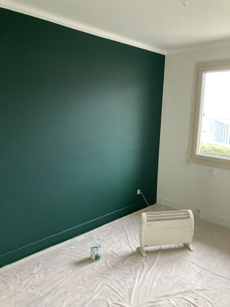 Viridian Green Paint, Royal Green Bedroom, Dark Teal Bedroom Ideas, Emerald Wall, Teal Bedroom Ideas, Best Exterior House Paint, Green Bedroom Walls, Classic Furniture Living Room, Green Wall Color