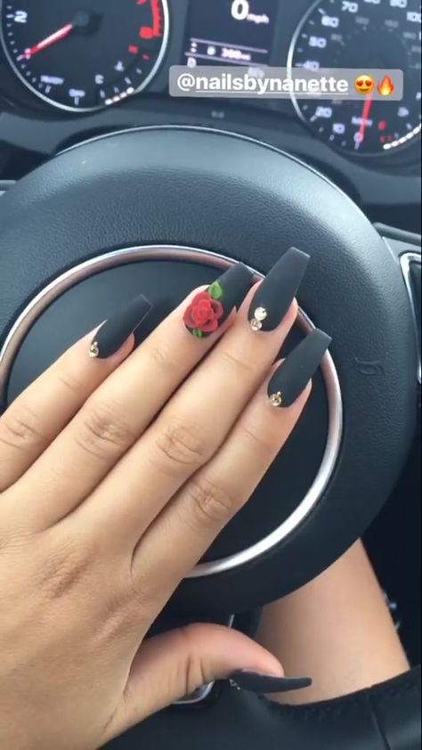 Gorgeous edgy black nails with red rose Mexican Flag Inspired Nails, Mexican Nails, Quince Nails, Nails Dark, Coffin Nails Matte, Black Acrylic Nails, Matte Nails Design, Rose Nails, Coffin Nails Designs