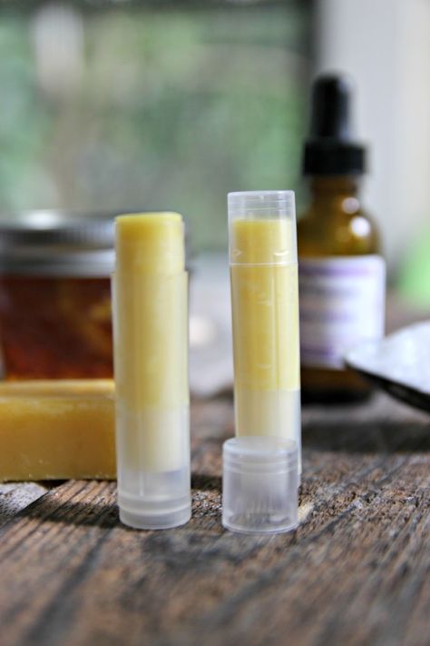 I am going to let you guys in on a little secret. The best lip balm ever only has 4 ingredients! Sometimes less really is more and simple... Lavender Lip Balm, Diy Lip Balm Recipes, Body Ideas, Lavender Recipes, Homemade Moisturizer, Homemade Pumpkin Spice, Beauty Bath, Lip Balm Recipes, Best Lip Gloss