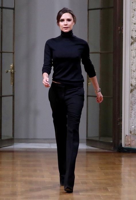 Outfit Nero, Style Victoria Beckham, Snow Travel, Work Outfits Frauen, Cold Christmas, Victoria Beckham Outfits, Victoria Beckham Style, Christmas Landscape, Black Clothing