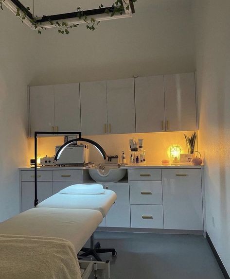 High End Esthetician Room, Medspa Interior Design Modern, Esthetician Bed Setup, Esthetician Suite Ideas, Home Esthetician Room, Esthetics Room At Home, At Home Esthetician Room, Aesthetician Room Decor, Esthetician Suite