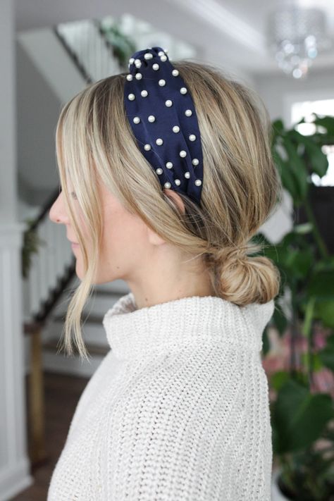 Knotted Headband Hairstyle, Headbands Hairstyles Short, Headband Trend, Wear A Headband, Hairband Hairstyle, Updo With Headband, How To Wear Headbands, Peinados Fáciles Para Cabello Corto, Pearl Headband