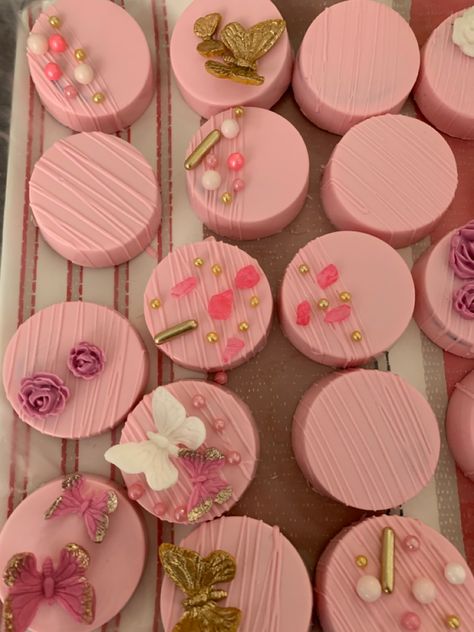 Pink Oreo Cookies, Pastel Chocolate Covered Oreos, Pink Oreos Chocolate Dipped, Pink Dipped Oreos, Mother’s Day Chocolate Covered Oreos, Pink Chocolate Covered Treats, Dipped Oreos Birthday, Chocolate Covered Oreos Valentine, Treat Boxes Ideas Cakes