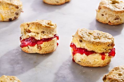 This Scone Recipe Is Absolutely FOOL-PROOFDelish UK Jam Scones, Classic Scones Recipe, British Scones, Fruit Scones, Café Design, Afternoon Tea Recipes, Lemon Drizzle Cake, Cream Scones, Drizzle Cake