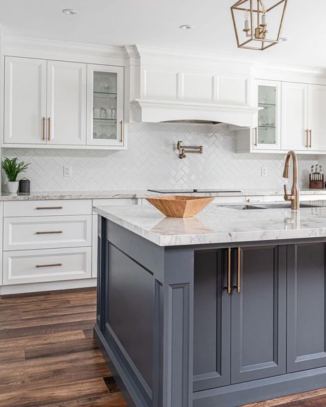 Kitchen Cabinets Color Combination, Kitchen Cabinet Color Ideas, Two Tone Kitchen Cabinets, Bold Kitchen, Two Tone Kitchen, Modern Kitchen Cabinets, Kitchen Cabinet Colors, Kitchen Inspiration Design, Gorgeous Kitchens