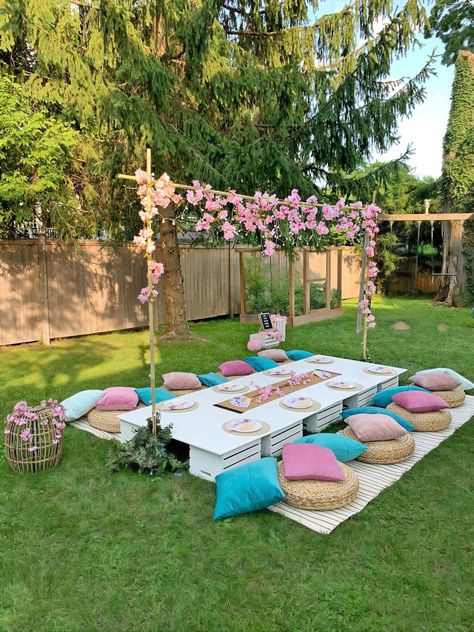 Picnic Party Decorations, Backyard Dinner Party, Backyard Birthday Parties, Picnic Birthday Party, Backyard Birthday, Backyard Picnic, Picnic Decorations, Outdoor Birthday, Garden Picnic