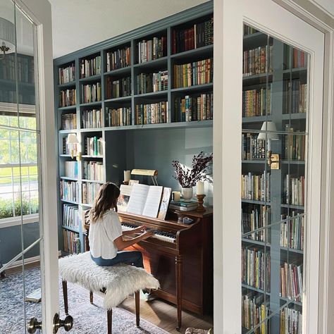 Jordan Faeh (@little.blooming.women) • Instagram photos and videos Piano In Bookcase, Piano Room Library, Piano In Library Room, Piano Room Bookshelves, Piano Surrounded By Bookshelves, Piano Room Design, Piano Living Rooms, White Piano, Piano Decor