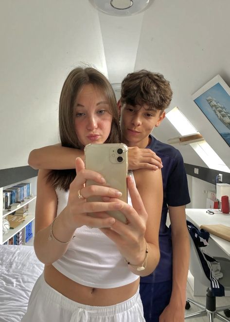 8th Grade Couples, Idee Photo Insta Couple, Photo Couple Ado, Idee Photo Couple, Photo A Faire En Couple, Photo Couple Goal, Photos Couple Mignon, Couple Mignon, Short King