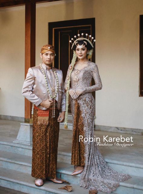 Pengantin Jawa Modern, Kebaya Rose Gold, Kebaya Nikah Modern, Gold Kebaya, Nikah Adat Jawa, Akad Dress, Wedding Kebaya, Pengantin Modern, Javanese Wedding