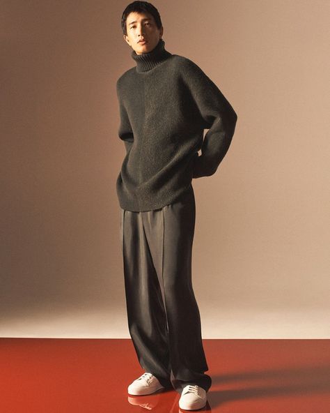 COS Holiday 2020 Men’s Campaign | The Fashionisto Turtleneck Outfit Men, Turtleneck Sweater Outfit, Sweater Outfits Men, Winter Dressing, Latest Clothes For Men, Turtleneck Outfit, Relaxed Trousers, Oversized Turtleneck Sweater, Oversized Outfit