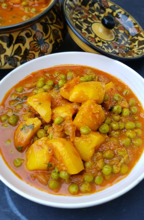 Punjab Food, Indian Potatoes, Instant Pot Indian, Potato And Pea Curry, Street Recipes, Pea Curry, Bread Pakora, Potatoes And Peas, Aloo Curry