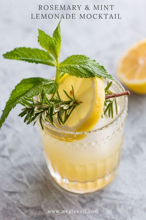 Rosemary Mint Lemonade, Rosemary Lemonade, Mocktail Drinks, Mint Cocktails, Drink Garnishing, Mint Lemonade, Rosemary Mint, Lemon Mint, Mocktail Recipe