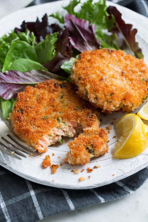 Salmon Patties that are perfectly crisp on the outside and deliciously tender and flaky on the inside! Made with fresh salmon instead of canned and full of flavor! Canned Salmon Cakes, Baked Salmon Patties, Best Salmon Patties, Salmon Croquettes Recipe, Fried Salmon Patties, Salmon Cakes Recipe, Recipe Salmon, Salmon Croquettes, Salmon Patties Recipe