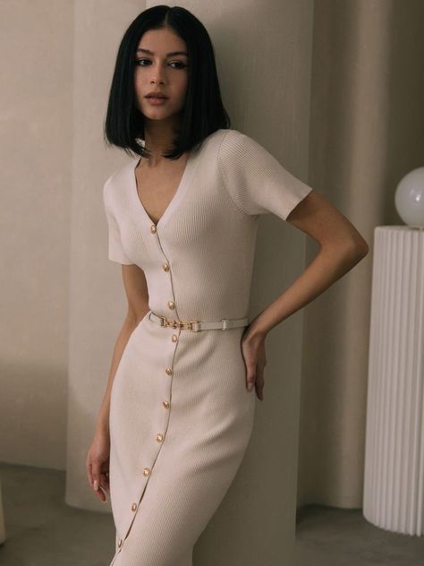 Minimalistic Fashion Style, Work Outfits With Dresses, Classy Style Summer Outfits, Well Fitting Clothes, Midi Office Dress, Elegant Classic Outfits, Clean Lines Outfit, High Value Women Outfits, Quiet Luxury Dress