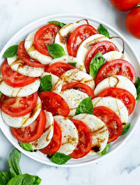 Mozzarella Caprese Salad Recipe Tomato Basil Chicken Pasta, Chicken Basil Pasta, Mozzarella Caprese, Balsamic Glaze Recipes, Tomato Mozzarella Basil, Tomato Basil Chicken, Caprese Salad Recipe, Tomato Salad Recipes, Mozzarella Salad