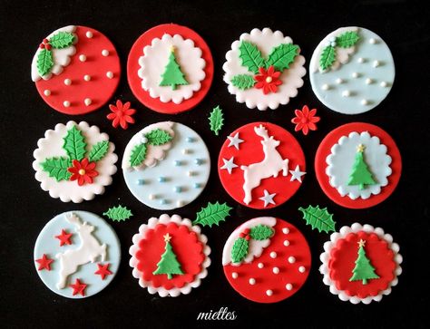 Christmas Cupcake Toppers - by miettes @ CakesDecor.com - cake decorating website Christmas Cupcake Cake, Deco Cupcake, Christmas Cupcakes Decoration, Christmas Cupcake Toppers, Christmas Cake Designs, Christmas Cupcake, Christmas Cake Topper, Fondant Cupcake Toppers, Christmas Topper